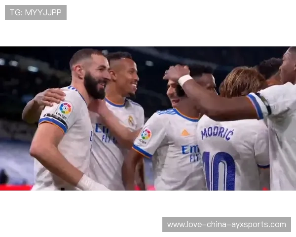 维尼修斯精准分球引发皇马全队快速前插